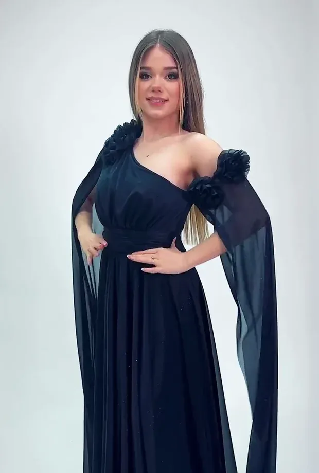 Vestido negro de un hombro con flores, de perfil